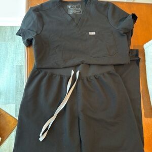 Figs Women’s Black Scrub Set